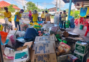 ออกรับ- ซื้อขยะตามโครงการธนาคารขยะองค์การบริหารส่วนตำบลเมืองใหม่ ณ ศาลากลางบ้านโนนสว่าง หมู่ที่ 10 ตำบลเมืองใหม่