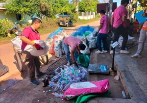 ออกรับ- ซื้อขยะตามโครงการธนาคารขยะองค์การบริหารส่วนตำบลเมืองใหม่ ณ ศาลากลางบ้านมอใต้ หมู่ที่ 9 ตำบลเมืองใหม่