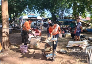 ออกรับ- ซื้อขยะตามโครงการธนาคารขยะองค์การบริหารส่วนตำบลเมืองใหม่และบริการเก็บค่าธรรมเนียมขยะมูลฝอย ณ บ้าน อสม.นางคำผาง บุญเรียน บ้านศรีเจิญ หมู่ 14 ตำบลเมืองใหม่