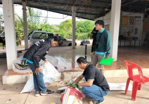 ออกรับ- ซื้อขยะตามโครงการธนาคารขยะองค์การบริหารส่วนตำบลเมืองใหม่และบริการเก็บค่าธรรมเนียมขยะมูลฝอย หมู่ 7 และหมู่ 8 ณ ศาลากลางบ้านม่วงแก้ว ตำบลเมืองใหม่