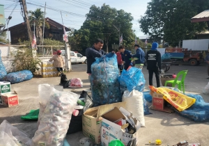 ออกรับ- ซื้อขยะตามโครงการธนาคารขยะองค์การบริหารส่วนตำบลเมืองใหม่และบริการเก็บค่าธรรมเนียมขยะมูลฝอย หมู่ที่ 11 บ้านทุ่งพัฒนา ณ ศาลากลางบ้านทุ่งพัฒนา ตำบลเมืองใหม่