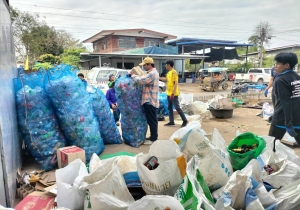 งานสาธารณสุขและสิ่งแวดล้อม สำนักปลัด ร่วมกับ กองคลัง องค์การบริหารส่วนตำบลเมืองใหม่ จังหวัดหนองบัวลำภู ออกรับ- ซื้อขยะตามโครงการธนาคารขยะองค์การบริหารส่วนตำบลเมืองใหม่และบริการเก็บค่าธรรมเนียมขยะมูลฝอย