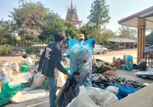 งานสาธารณสุขและสิ่งแวดล้อม สำนักปลัด ร่วมกับ กองคลัง องค์การบริหารส่วนตำบลเมืองใหม่ จังหวัดหนองบัวลำภู ออกรับ- ซื้อขยะตามโครงการธนาคารขยะองค์การบริหารส่วนตำบลเมืองใหม่และบริการเก็บค่าธรรมเนียมขยะมูลฝอย
