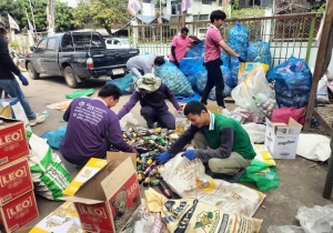 งานสาธารณสุขและสิ่งแวดล้อม สำนักปลัด ร่วมกับ กองคลัง องค์การบริหารส่วนตำบลเมืองใหม่ จังหวัดหนองบัวลำภู ออกรับ- ซื้อขยะตามโครงการธนาคารขยะองค์การบริหารส่วนตำบลเมืองใหม่และบริการเก็บค่าธรรมเนียมขยะมูลฝอย