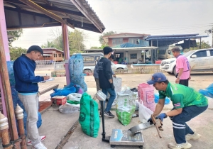งานสาธารณสุขและสิ่งแวดล้อม สำนักปลัด ร่วมกับ กองคลัง องค์การบริหารส่วนตำบลเมืองใหม่ จังหวัดหนองบัวลำภู ออกรับ- ซื้อขยะตามโครงการธนาคารขยะองค์การบริหารส่วนตำบลเมืองใหม่และบริการเก็บค่าธรรมเนียมขยะมูลฝอย