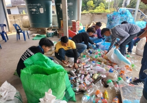 งานสาธารณสุขและสิ่งแวดล้อม สำนักปลัด ร่วมกับ กองคลัง องค์การบริหารส่วนตำบลเมืองใหม่ จังหวัดหนองบัวลำภู ออกรับ- ซื้อขยะตามโครงการธนาคารขยะองค์การบริหารส่วนตำบลเมืองใหม่และบริการเก็บค่าธรรมเนียมขยะมูลฝอย