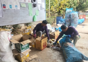 งานสาธารณสุขและสิ่งแวดล้อม สำนักปลัด ร่วมกับ กองคลัง องค์การบริหารส่วนตำบลเมืองใหม่ จังหวัดหนองบัวลำภู ออกรับ- ซื้อขยะตามโครงการธนาคารขยะองค์การบริหารส่วนตำบลเมืองใหม่และบริการเก็บค่าธรรมเนียมขยะมูลฝอย หมู่ที่ 10 บ้านโนนสว่าง ณ ศาลากลางบ้านโนนสว่าง