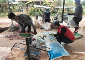 งานสาธารณสุขและสิ่งแวดล้อม สำนักปลัด ร่วมกับ กองคลัง องค์การบริหารส่วนตำบลเมืองใหม่ จังหวัดหนองบัวลำภู ออกรับ- ซื้อขยะตามโครงการธนาคารขยะองค์การบริหารส่วนตำบลเมืองใหม่และบริการเก็บค่าธรรมเนียมขยะมูลฝอย หมู่ที่ 12 บ้านห้วยไผ่ ณ ศาลากลางบ้านห้วยไผ่