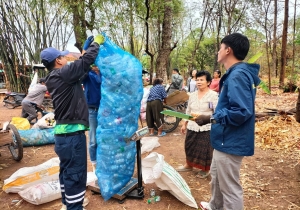 งานสาธารณสุขและสิ่งแวดล้อม สำนักปลัด ร่วมกับ กองคลัง องค์การบริหารส่วนตำบลเมืองใหม่ จังหวัดหนองบัวลำภู ออกรับ- ซื้อขยะตามโครงการธนาคารขยะองค์การบริหารส่วนตำบลเมืองใหม่และบริการเก็บค่าธรรมเนียมขยะมูลฝอย หมู่ที่ 14 บ้านศรีเจริญ ณ บ้าน อสม. นางคำผาง บุญเรียน