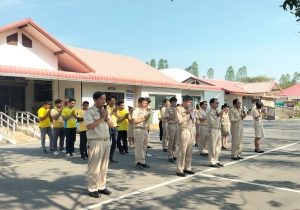 องค์การบริหารส่วนตำบลเมืองใหม่ จังหวัดหนองบัวลำภู นำโดย นายอรรถพล นิลไสล รองนายกองค์การบริหารส่วนตำบลเมืองใหม่ พร้อมคณะผู้บริหาร นายธนดล ประเสริฐศิลป์ ปลัดองค์การบริหารส่วนตำบลเมืองใหม่/ ข้าราชการ/ พนักงานจ้าง ร่วมกันเข้าแถวเคารพธงชาติและสวดมนต์ไหว้พระ