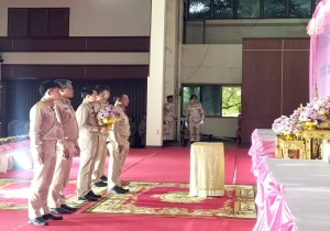 นายกองค์การบริหารส่วนตำบลเมืองใหม่ พร้อมด้วยหัวหน้าส่วนราชการและเจ้าหน้าที่ อบต.เมืองใหม่ ร่วมพิธีวางพานพุ่มดอกไม้สดถวายราชสักการะและกล่าวถวายราชสดุดี พระบาทสมเด็จพระจุลจอมเกล้าเจ้าอยู่หัว รัชกาลที่ 5 เนื่องในวันท้องถิ่นไทย ประจำปี 2568
