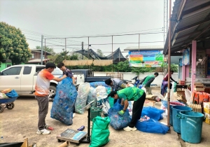 งานสาธารณสุขและสิ่งแวดล้อม สำนักปลัด ร่วมกับ กองคลัง องค์การบริหารส่วนตำบลเมืองใหม่ จังหวัดหนองบัวลำภู ออกรับ - ซื้อ ขยะตามโครงการธนาคารขยะองค์การบริหารส่วนตำบลเมืองใหม่ และบริการเก็บค่าธรรมเนียมขยะมูลฝอย